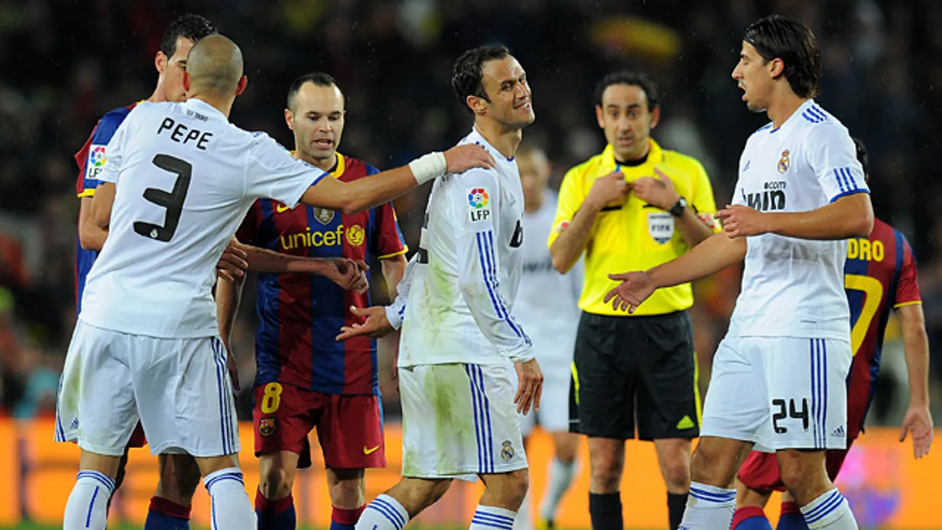 Barcelona, Real Madrid, Ricardo Alberto Carvalho (középen) és Lionel Messi (földön)