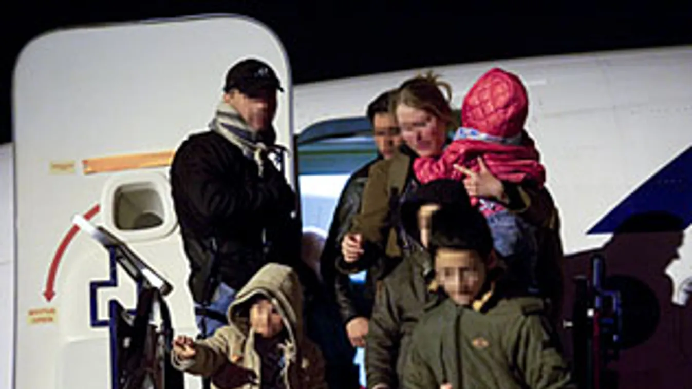  Hazaérkeztek a ferihegyi repülőtérre a chartergéppel Líbiából kimenekített magyar állampolgárok 2011. február 27-én, Líbia, arab forrongások