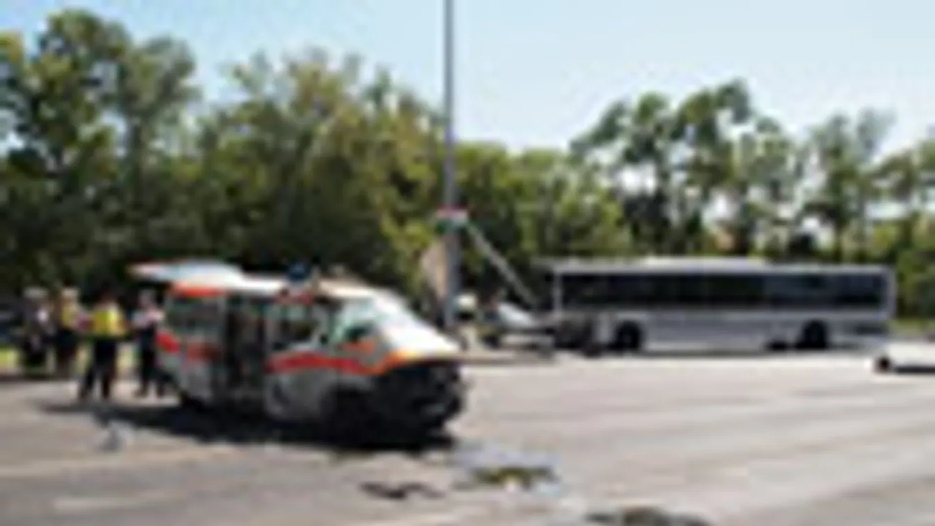 Összetört mentőautó és autóbusz Kecskemét belvárosában, miután a járművek összeütköztek. A balesetben tizenegyen megsérültek