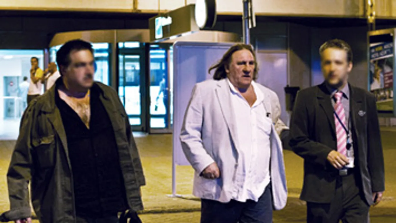Gérard Depardieu francia színész megérkezik az Asterix és Obelix: Isten óvja Britanniát című új film forgatására