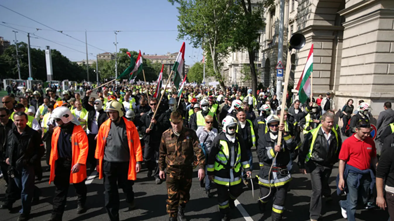 Fegyveres és Rendvédelmi Dolgozók Érdekvédelmi Szövetsége, demonstráció, tüntetés, rendvédelmi dolgozók demonstrációja, autós felvonulás, Kossuth tér, füstbomba