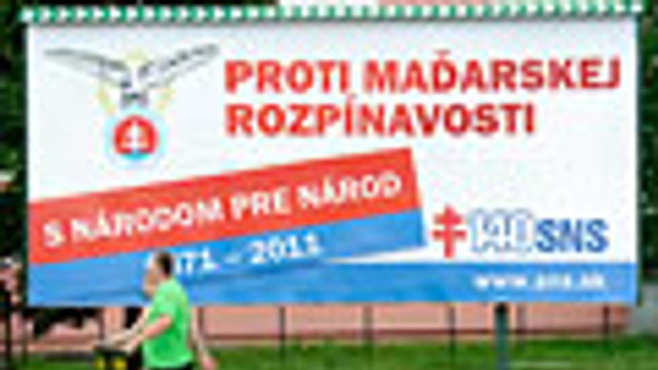 A magyar terjeszkedés ellen felirat a Szlovák Nemzeti Párt (SNS) új óriásplakátján, Losonc