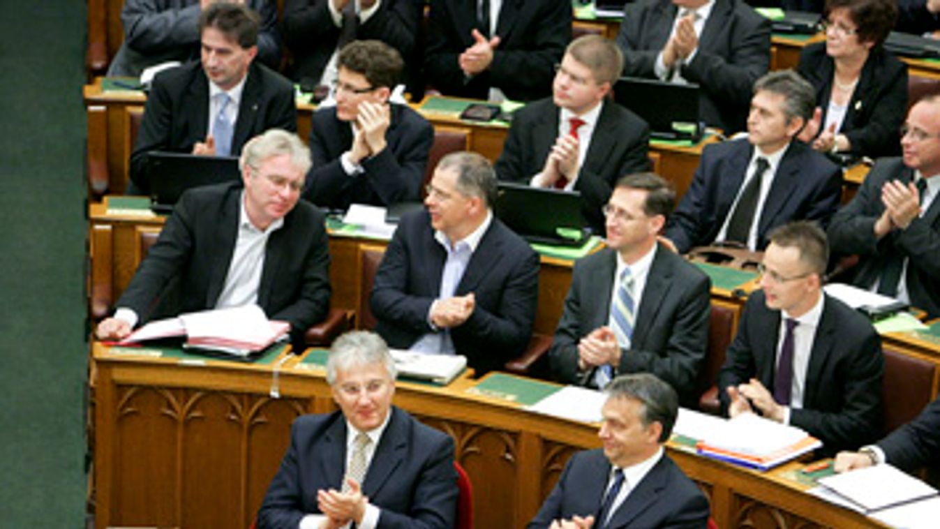 Kép leírása: parlament, alkotmányozás, szavazás az új alaptörvényről, vita, jszavazás, Orbán Viktor, Semjén Zsolt