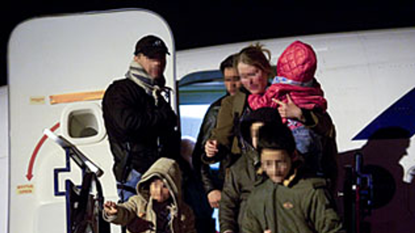  Hazaérkeztek a ferihegyi repülőtérre a chartergéppel Líbiából kimenekített magyar állampolgárok 2011. február 27-én, Líbia, arab forrongások