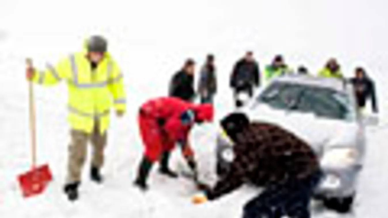 Skócia, Edinburgh, megbénult az autópálya a havazástól