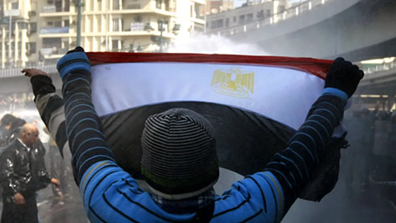 Egyiptom, Kairó, tüntetések törtek ki az egyiptomi elnök, Hoszni Mubarak távozását követelve, zavargás