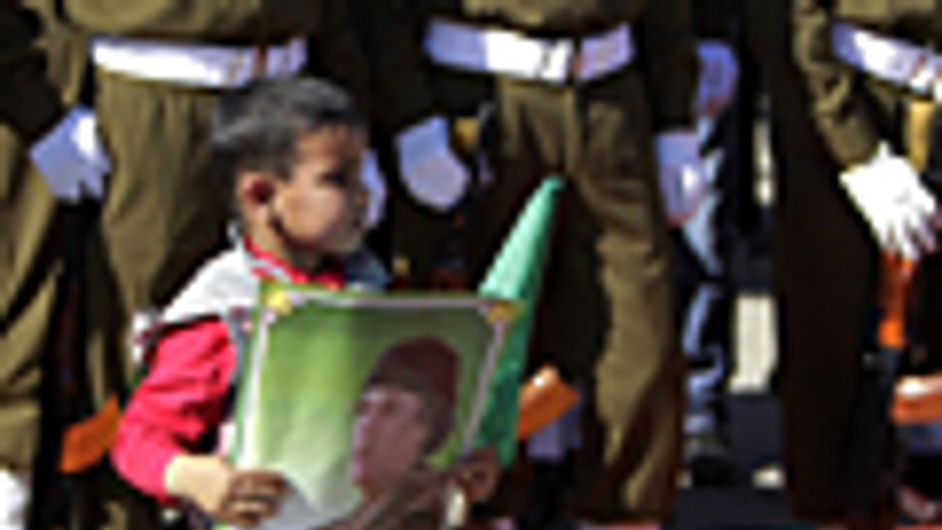 katonai parádéval fogadta Kadhafi az Afrikai Unió küldöttségét
