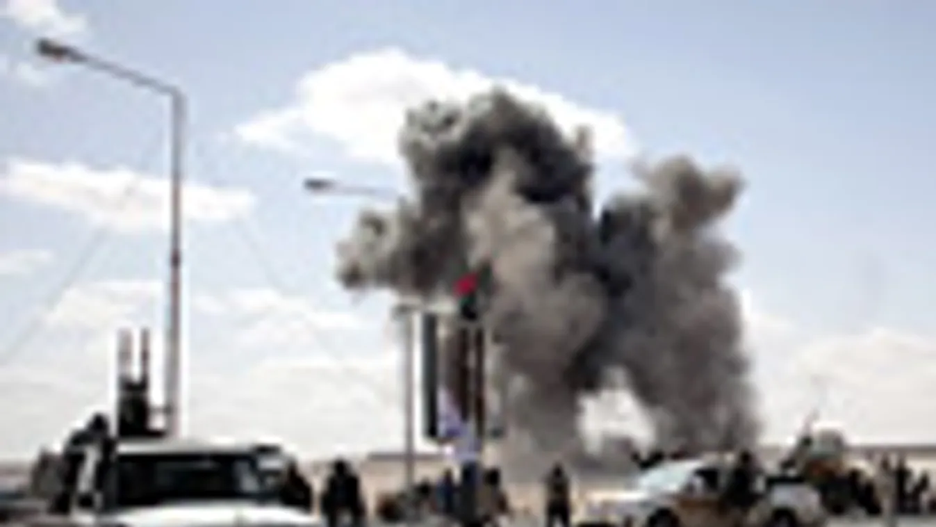 Líbia, légitámadás, kormányellenes felkelők futnak, amikor katonai légitámadás ért egy megfigyelőpontot Ras Lanuf városban