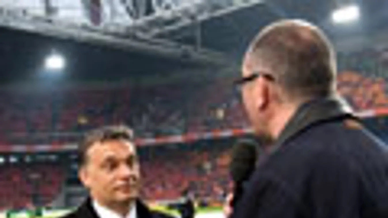 AMsterdam, Orbán Viktor miniszterelnök (b) a helyszínen nyilatkozik Gundel Takács Gábornak a Magyar Televízió sportriporterének a Hollandia-Magyarország Európa-bajnoki selejtező mérkőzés előtt