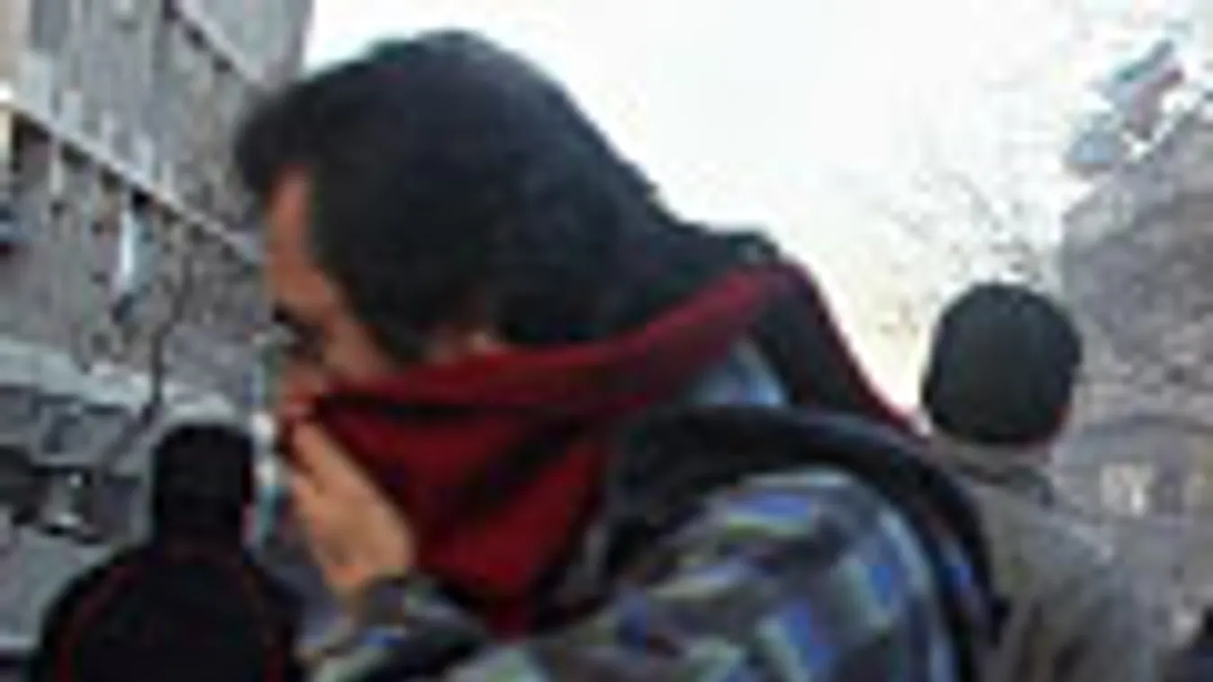 Könnygázzal oszlatják az ellenzéki tüntetőket az Azadi téren Teheránban, Irán fővárosában 2011. február 14-én