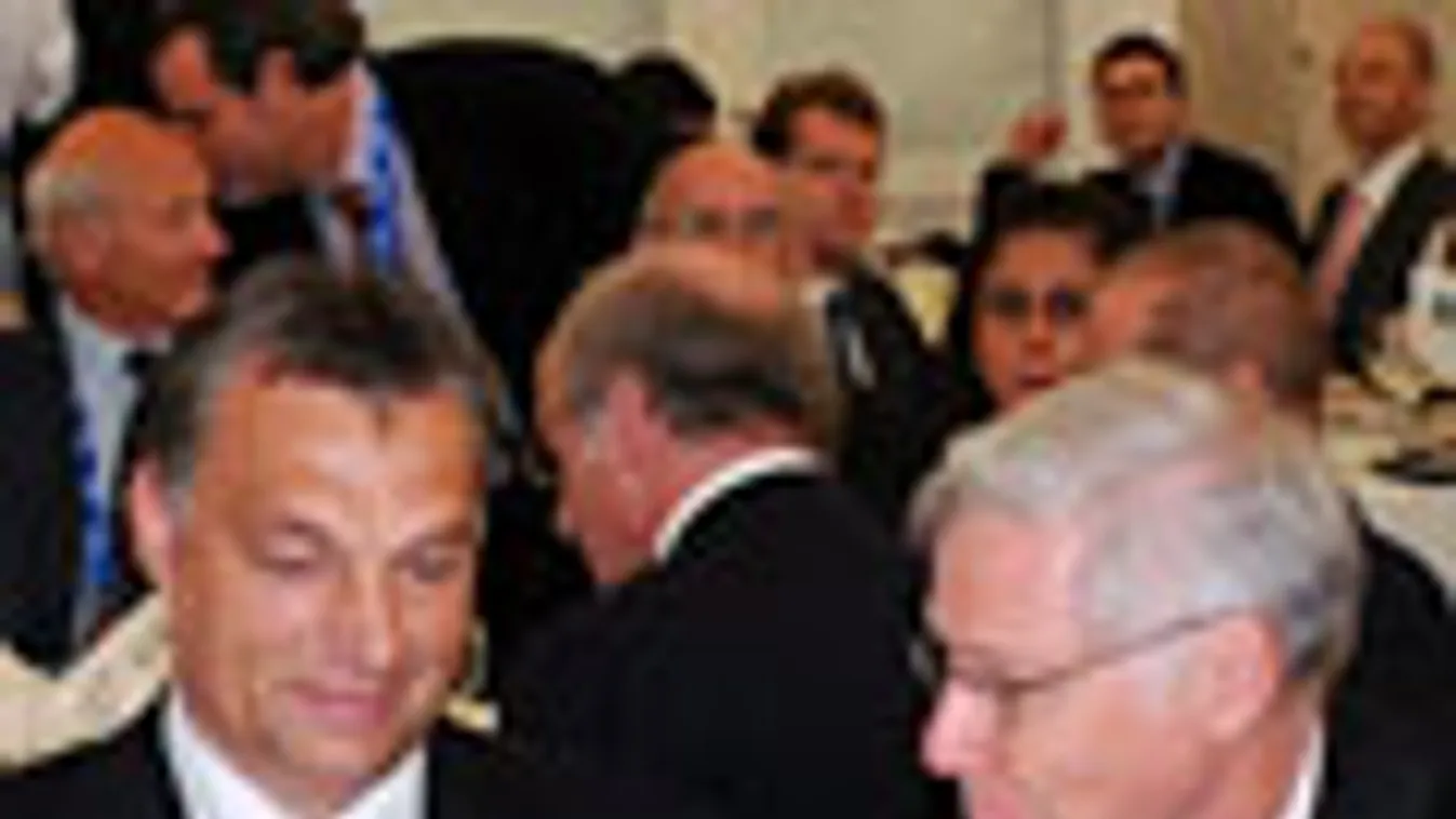 Charles Dallara, a Nemzetközi Pénzügyi Intézet (Institute of International Finance) igazgatója (j) és Orbán Viktor magyar miniszterelnök