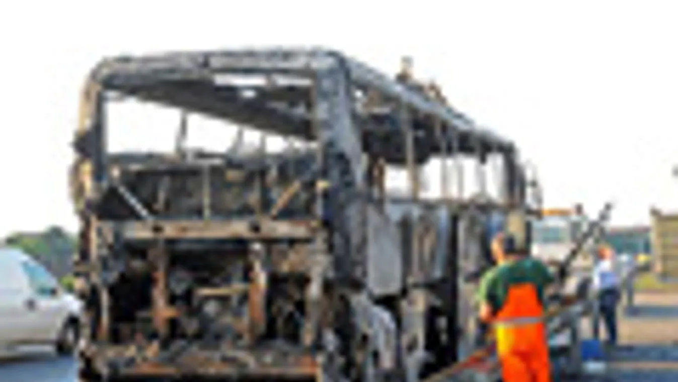M7, kigyulladt autóbusz,Kigyulladt és teljesen kiégett egy autóbusz az M7-es autópálya Budapest felé vezető oldalán az érdi lehajtónál, óriási dugó alakult ki