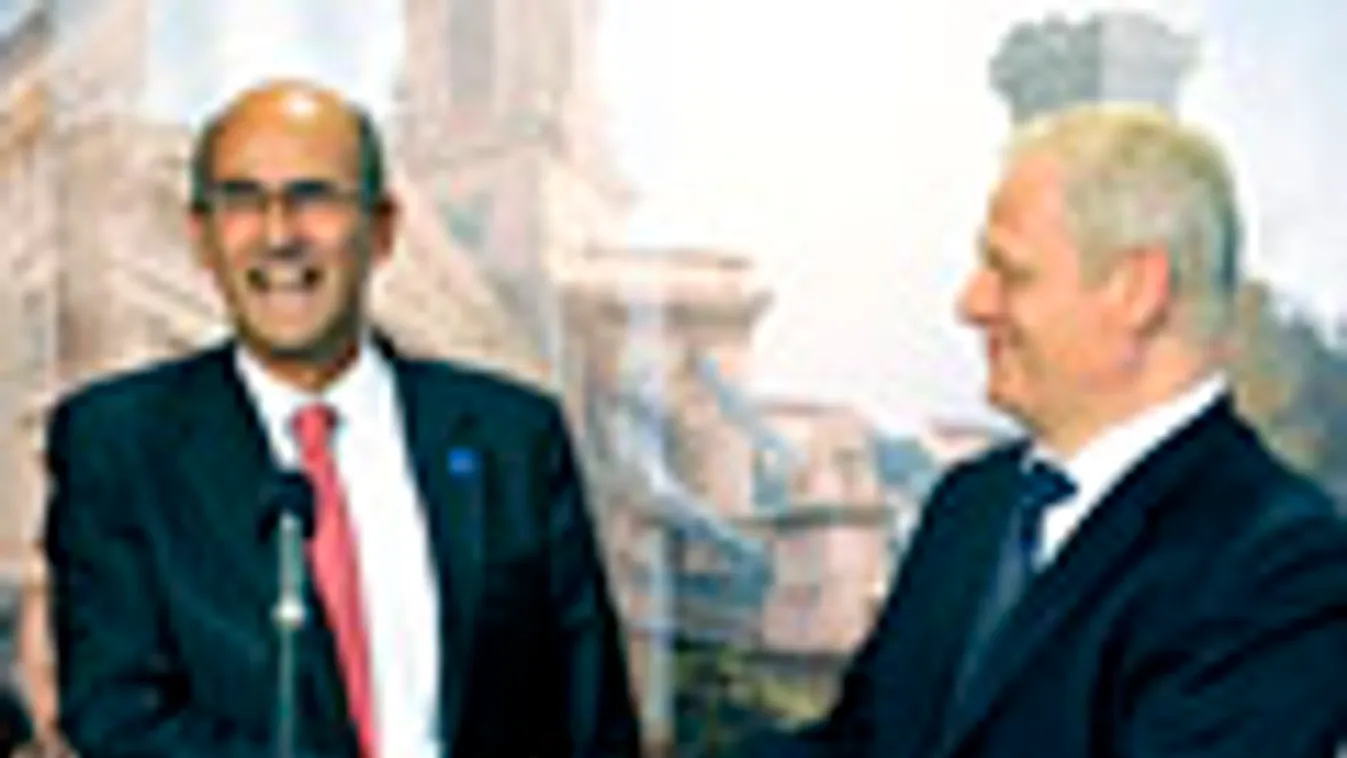 Patrick Kron az Alstom elnök-vezérigazgatója és Tarlós István főpolgármester (j) kezet fog a Budapestre szállítandó új metrószerelvényekről szóló tárgyalások utáni közös sajtótájékoztatón a Városházán