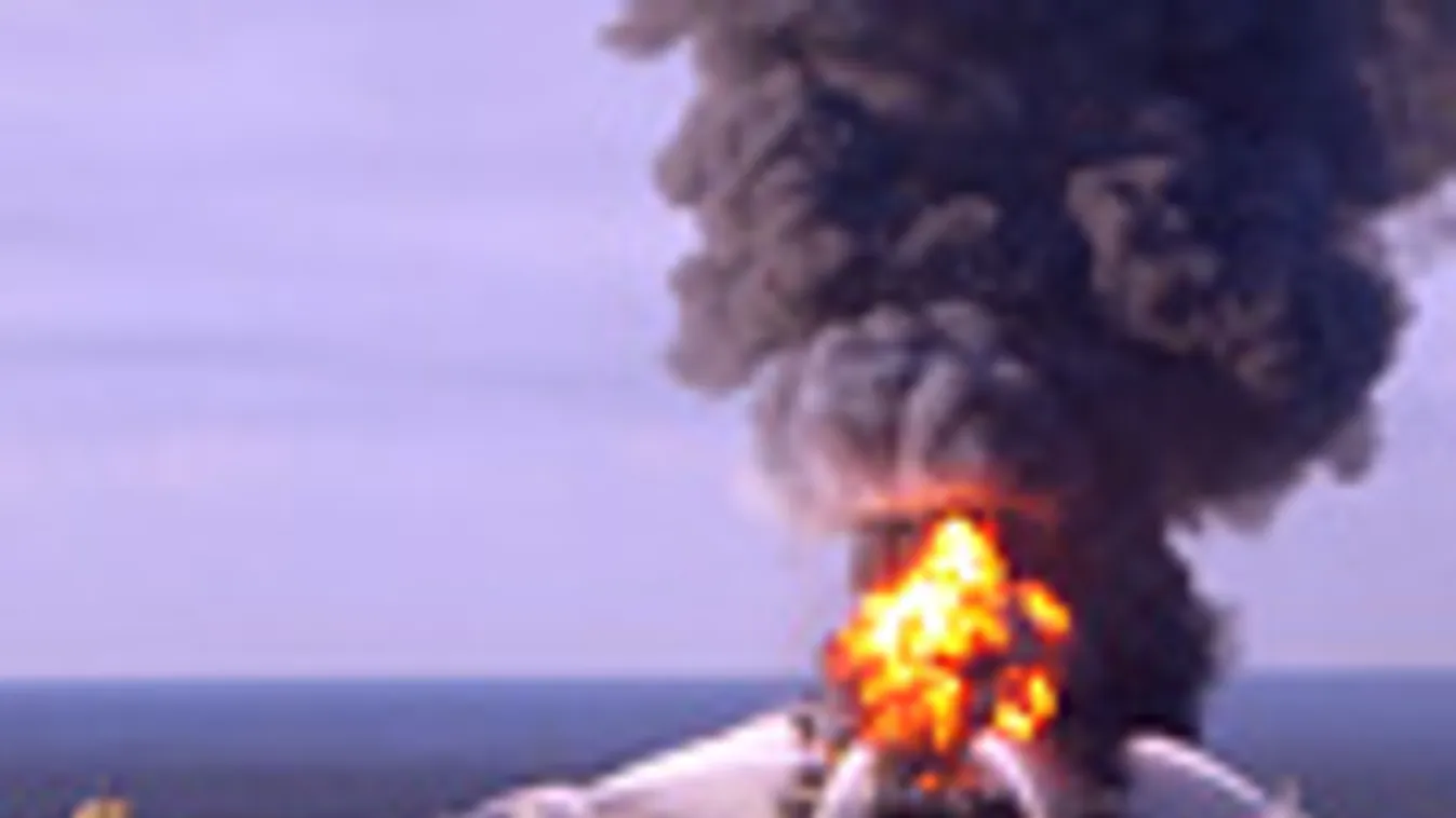 Amerikai tűzoltóhajók oltják a Deepwater Horizon fúrótornyot, olajkatasztrófa, Mexikói-öböl