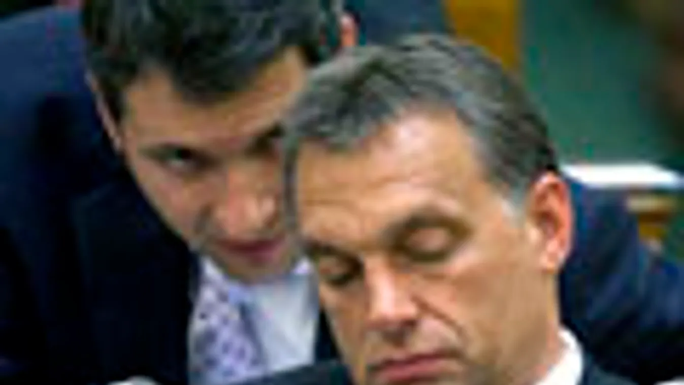 Orbán Viktor és Lázár János a parlamentben beszélget
