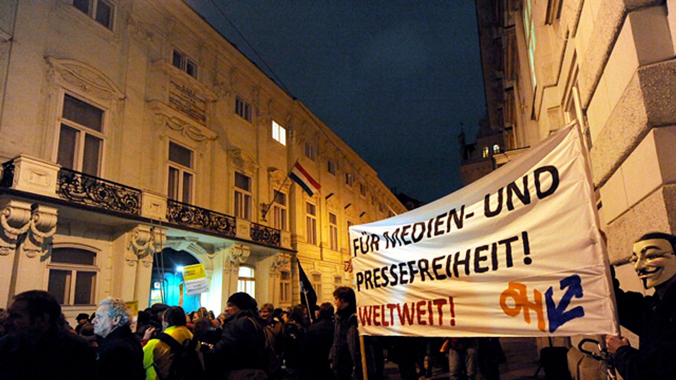 A magyar médiatörvény ellen tüntetnek a magyar nagykövetség épülete előtt Bécsben 2011. január 14-én, Ausztria