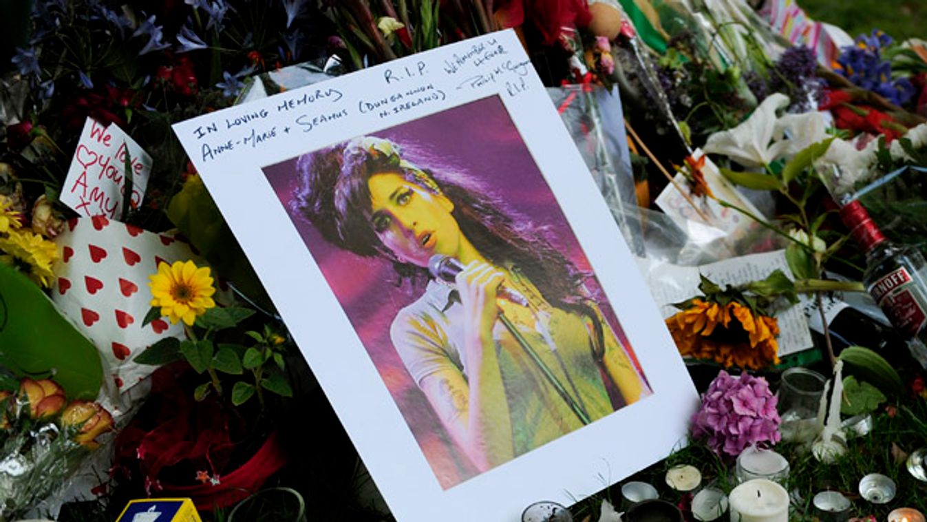 Amy Winehouse rajongói búcsúznak az énekesnőtől