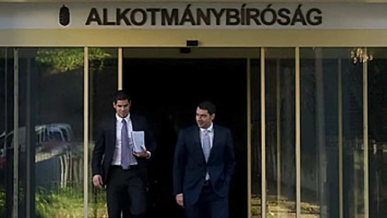 Lázár János, a Fidesz parlamenti frakcióvezetője és személyi titkára, Balczó Barnabás elhagyják az Alkotmánybíróság (Ab) épületét