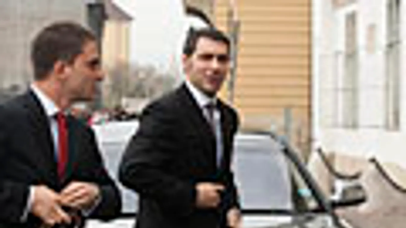 Lázár János a Fidesz frakcióvezetője és Krakkó Ákos, a frakció sajtófőnöke megérkezik a Sándor-palotához, Audi A8, S8, kormányzati kocsi, 