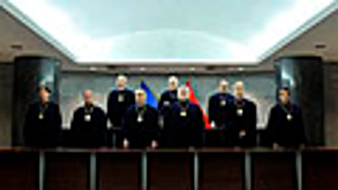 az Alkotmánybíróság testületének tagjai ítéletet hirdetnek