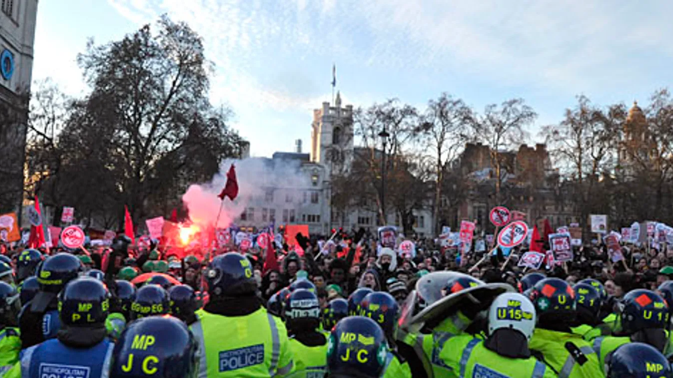 erőszakos diáktüntetés Londonban az egyetemi tandíjak emelése ellen