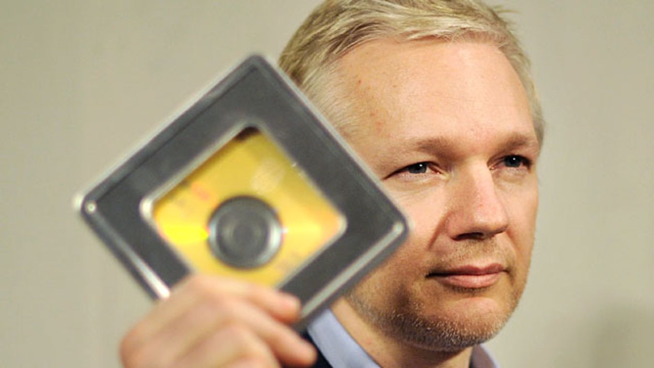 Julian Assange, a WikiLeaks alapítója két, állítólag adóelkerülők adatait tartalmazó CD-t vesz át Rudolf Elmer korábbi svájci bankártól egy sajtótájékoztatón Londonban, 2011. január 17-én.