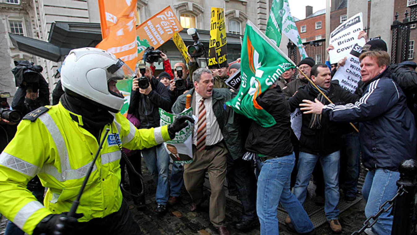 Írország, Dublin, tüntetők csapnak össze a rendőrökkel, gazdasági válság, megszorítások