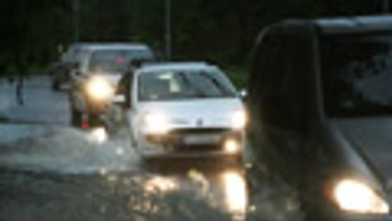 Vízben haladnak autók Zalaegerszegen miután a térségen vihar vonult át, vihar, esőzések, orkán erejű szél Zala megyében