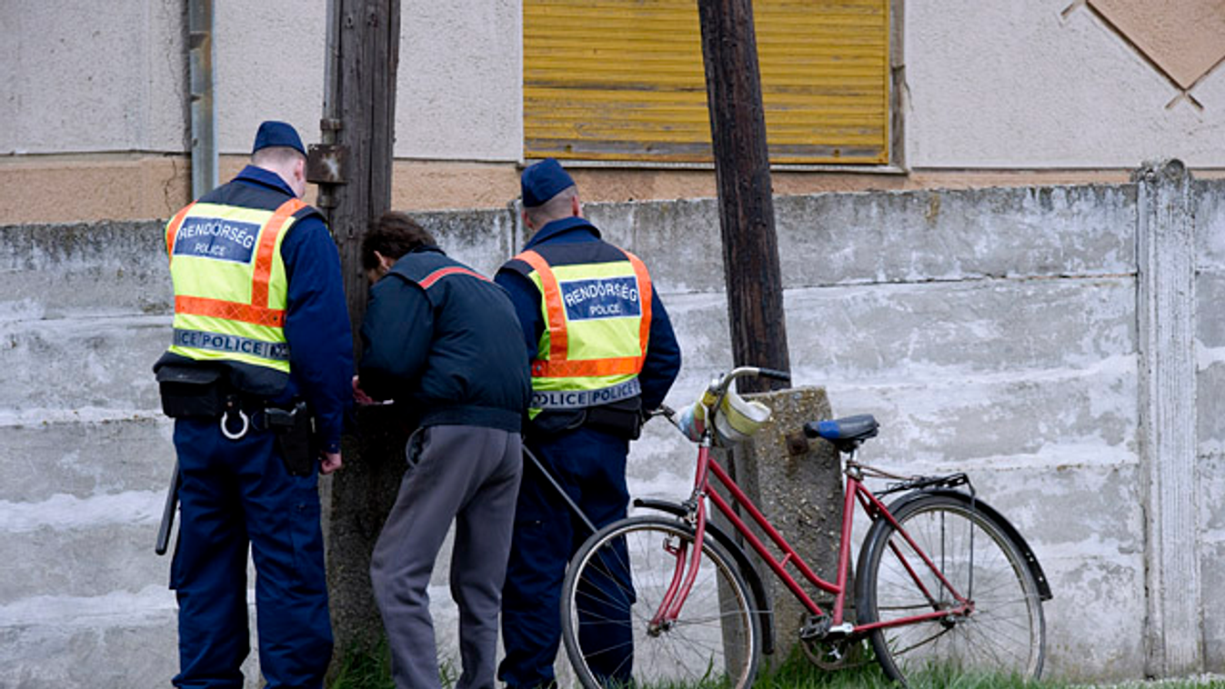 Rendőrök kerékpárost igazoltatnak, Szebb Jövőért Polgárőr Egyesület tagjai járőröznek Hajdúhadházon 
 
