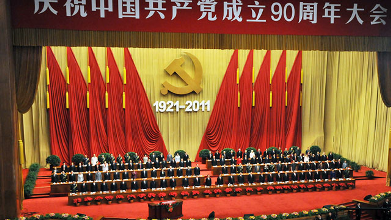 A Kínai Kommunista Párt története, 90 éves a Kínai Kommunista Párt, Pekingben a Kínai Kommunista Párt megalakításának 90. évfordulója alkalmából tartott ünnepi nagygyűlés résztvevői az esemény végén az Internacionálét hallgatják