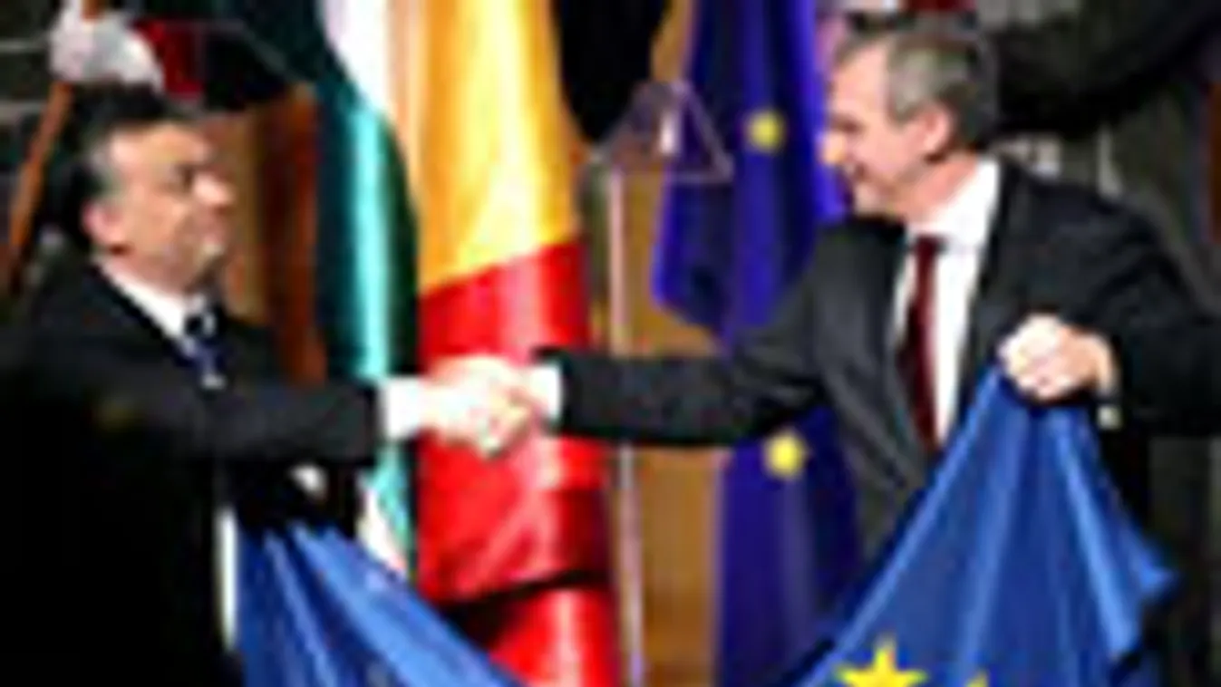 Orbán Viktor miniszterelnök, Yves Leterme ügyvezető belga miniszterelnök, zászlóátadás, EU-elnökség átvétele, Parlamnet kupolaterme