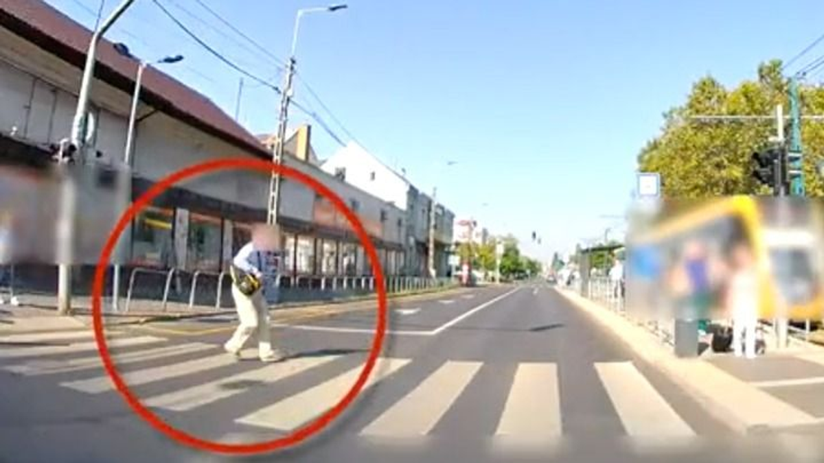 El akarta érni a villamost, kirohant a kamerás autó elé Budapesten - videó