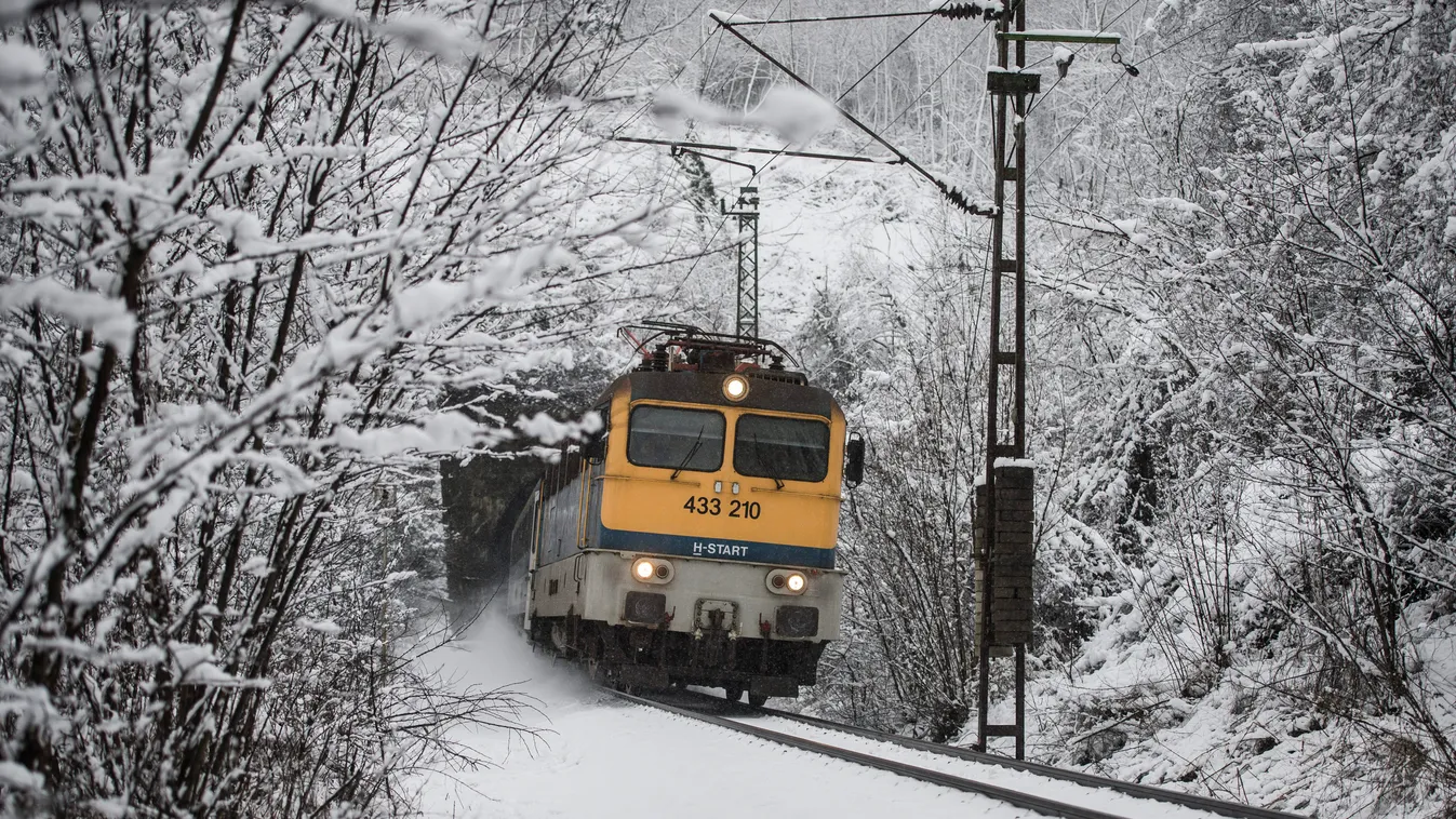 ÉVSZAK havas IDŐJÁRÁS KÖZLEKEDÉSI ESZKÖZ KÖZLEKEDÉSI LÉTESÍTMÉNY sín tél vonat Abaliget, 2015. január 25.
A Pécs és Budapest között közlekedő Mecsek Intercity vonat halad Abaliget közelében havas tájon 2015. január 25-én.
MTI Fotó: Sóki Tamás 