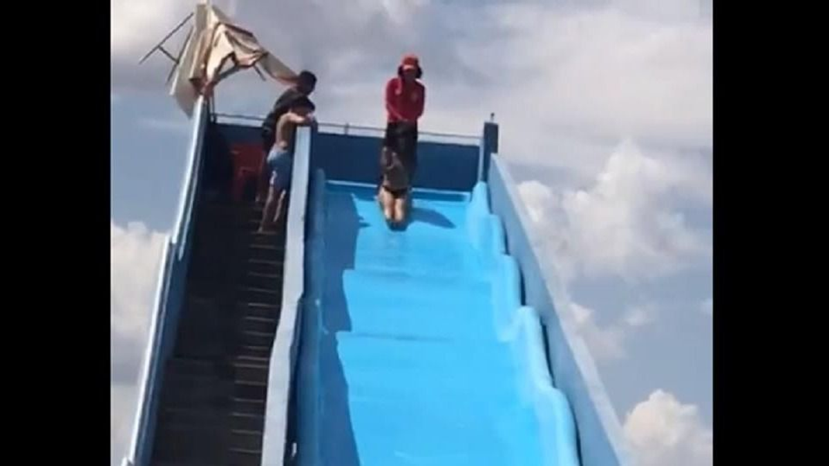 Lecsúszott a nő a csúszdán, bár ne tette volna - videó