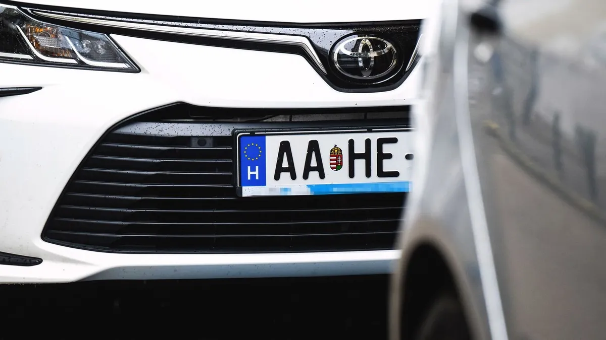 Változik egy rendszámokra vonatkozó szabály, Magyarországot is érinti