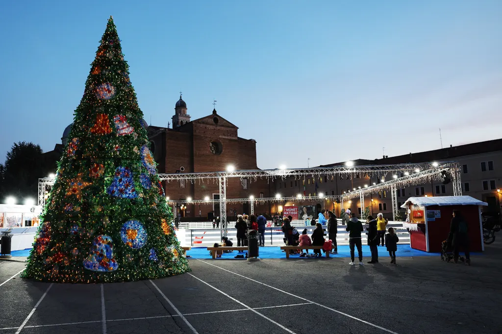 5000 darab műanyag palackból készítettek karácsonyfát Olaszországban, galéria, 2023 