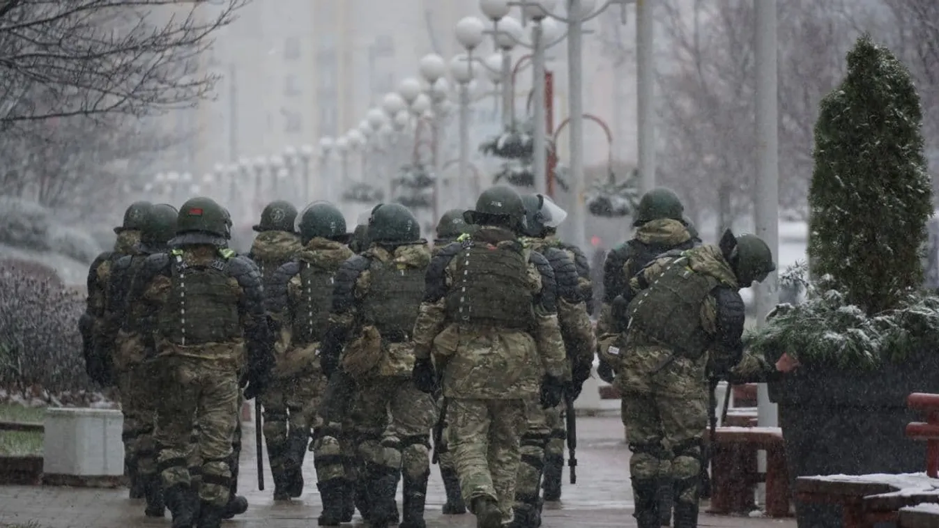 Fehérorosz katonák a Kommenaja Gorka metróállomásnál Minszkben egy tüntetés alatt 