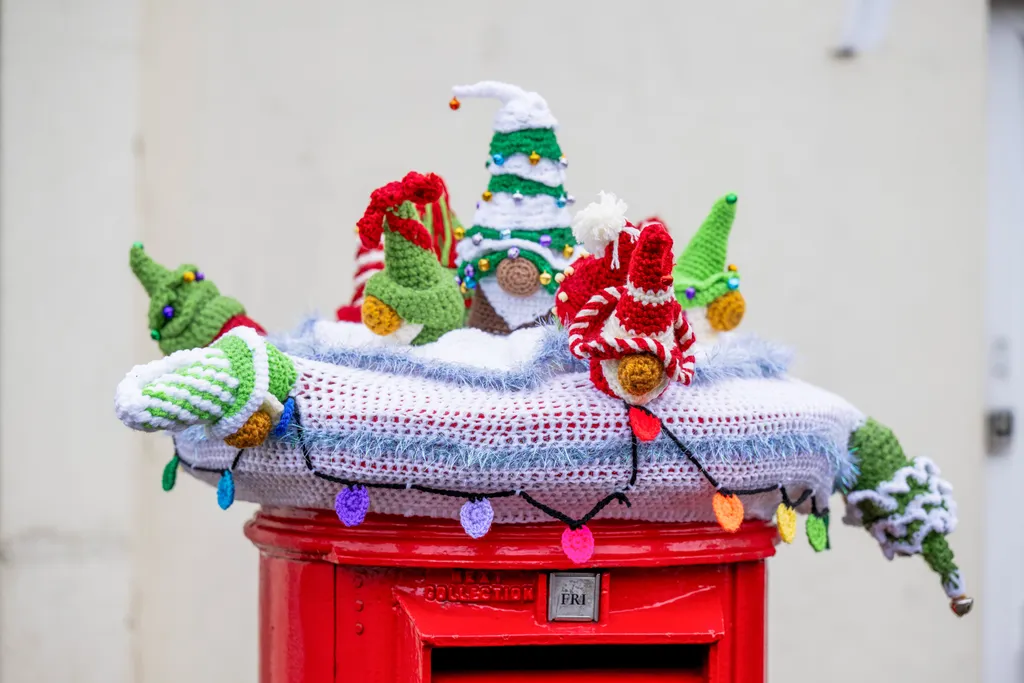 Twelve toppers of Christmas: Adorable photos show festive knitted postbox toppers from across the country kézzel kötött ünnepi ruha postaládák Anglia 