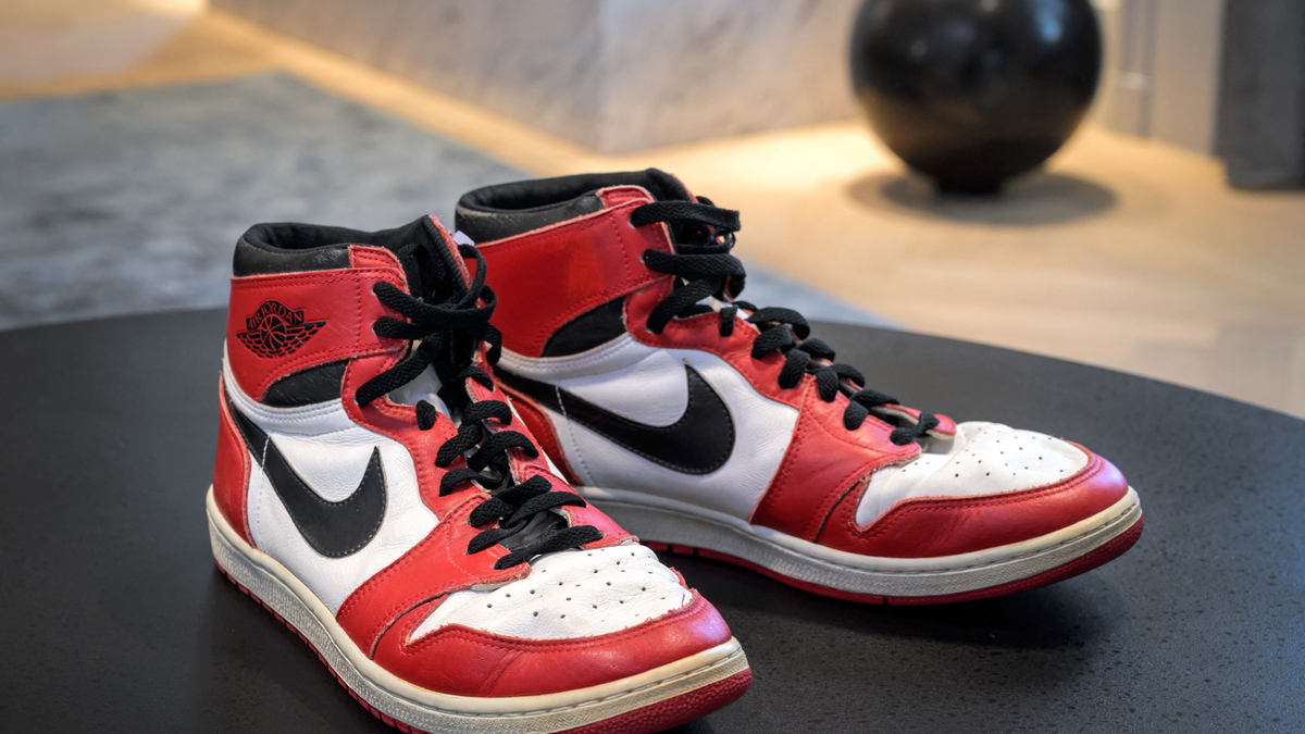 Több milliárd forintért keltek el Michael Jordan edzőcipői