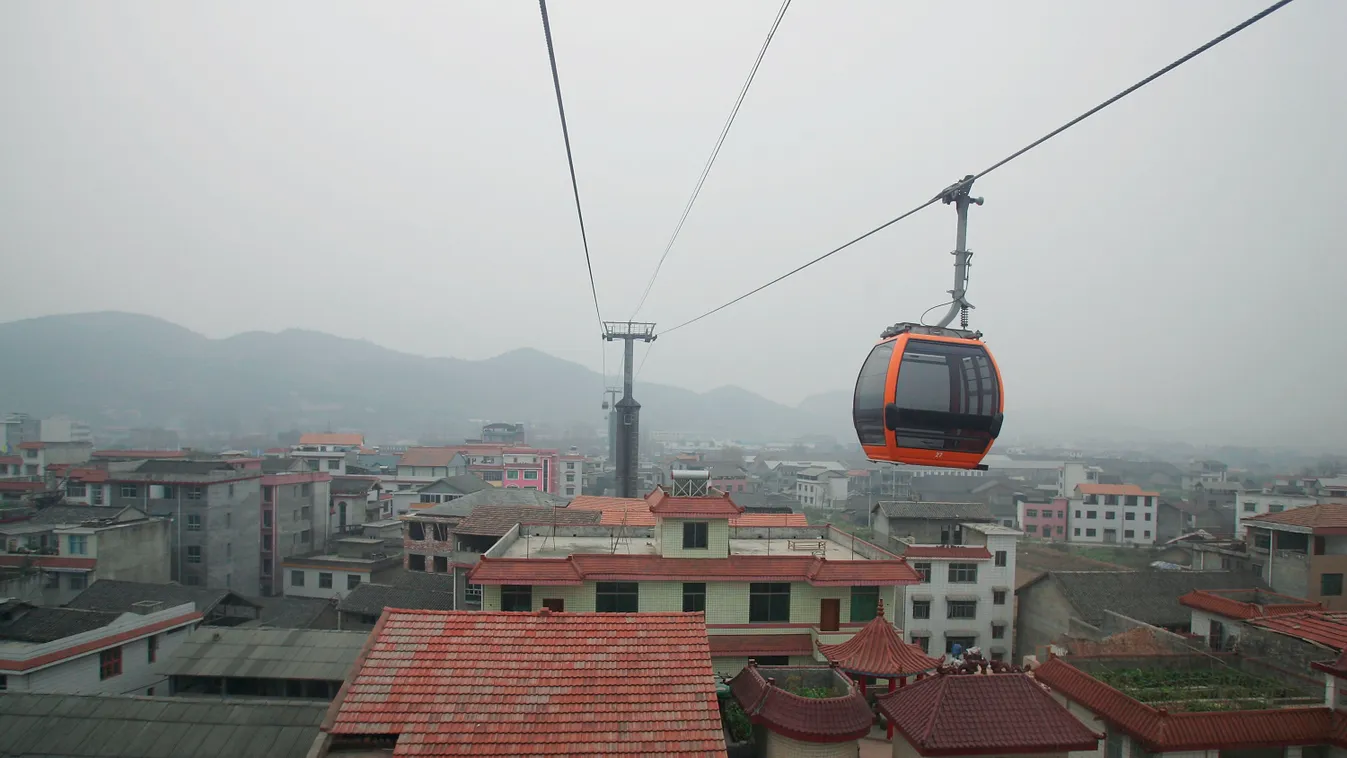 Kína, Tienmen Shan felvonó, 2024.,   A cable car goes up to the peak of Tianmen Mountain on December 11, 2005 at Zhangjiajie National Park in China's Central Hunan province. Since 2001, the local govern 