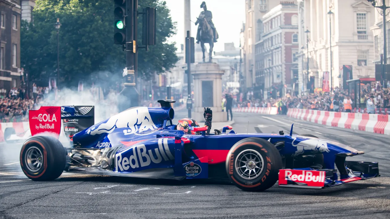 UK: Central London shuts down as Formula One drivers take to streets 