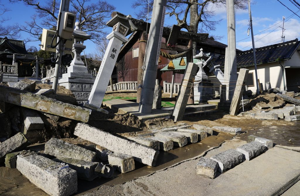 Hatalmas károkat okozott a Japán középső részét megrázó, 7,6-os erősségű földrengés, galéria, 2024 