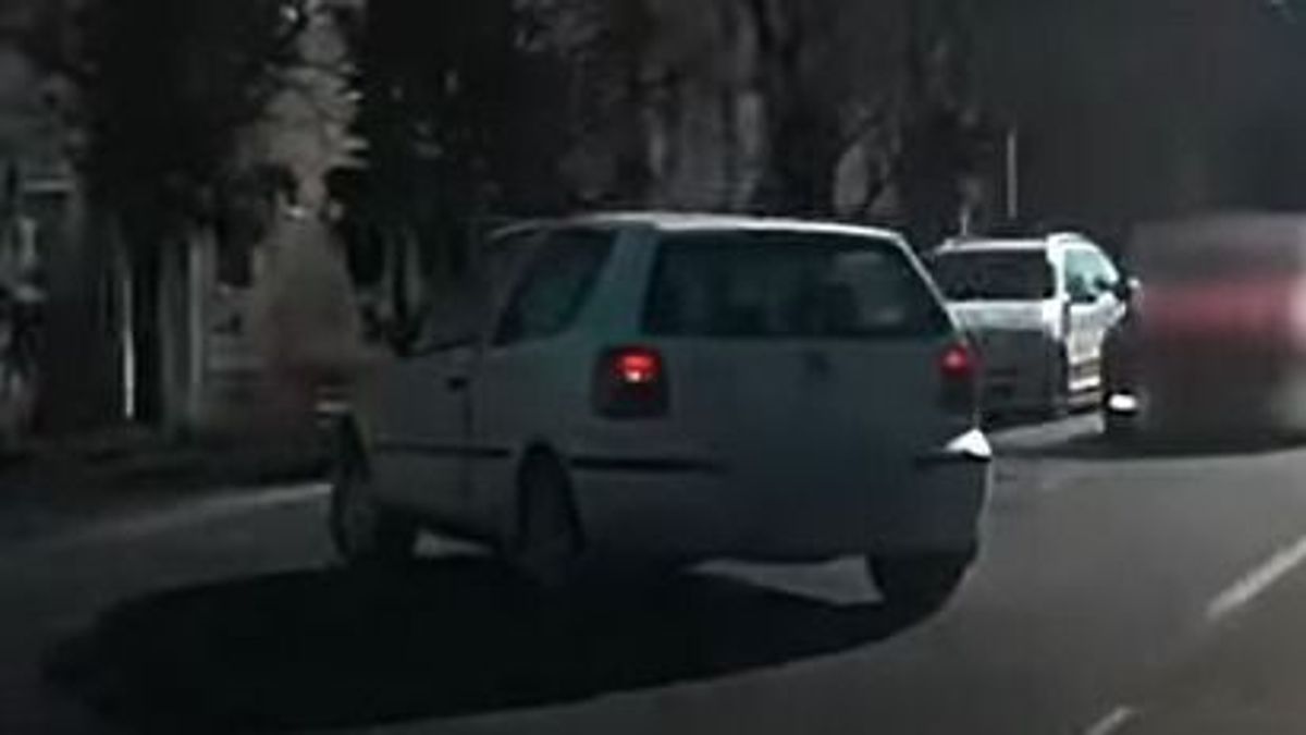 A belső sávban elengedték, a külsőben telibe találták Miskolcon - videó