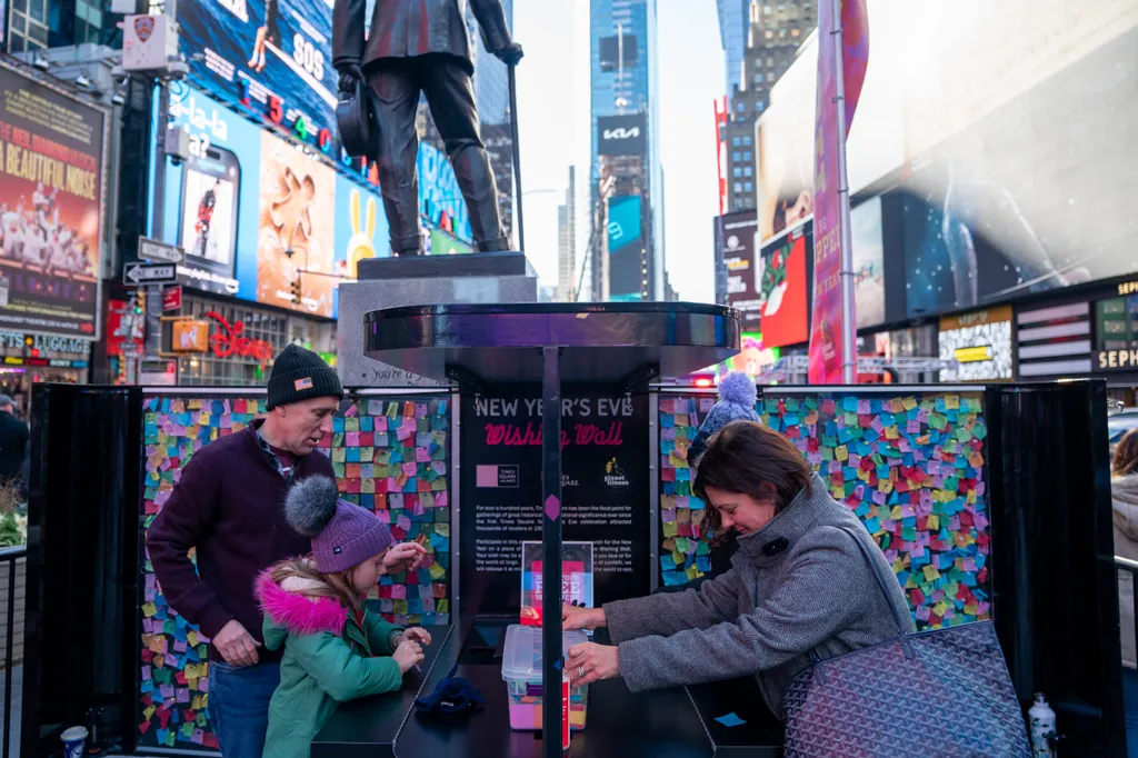 kívánságok, újévi fogadalmak, New York, szilveszter, 2024  2024 Numerals Are Delivered To New York's Times Square Ahead Of New Year's Eve Ball Drop GettyImageRank2 Color Image human interest Horizontal 