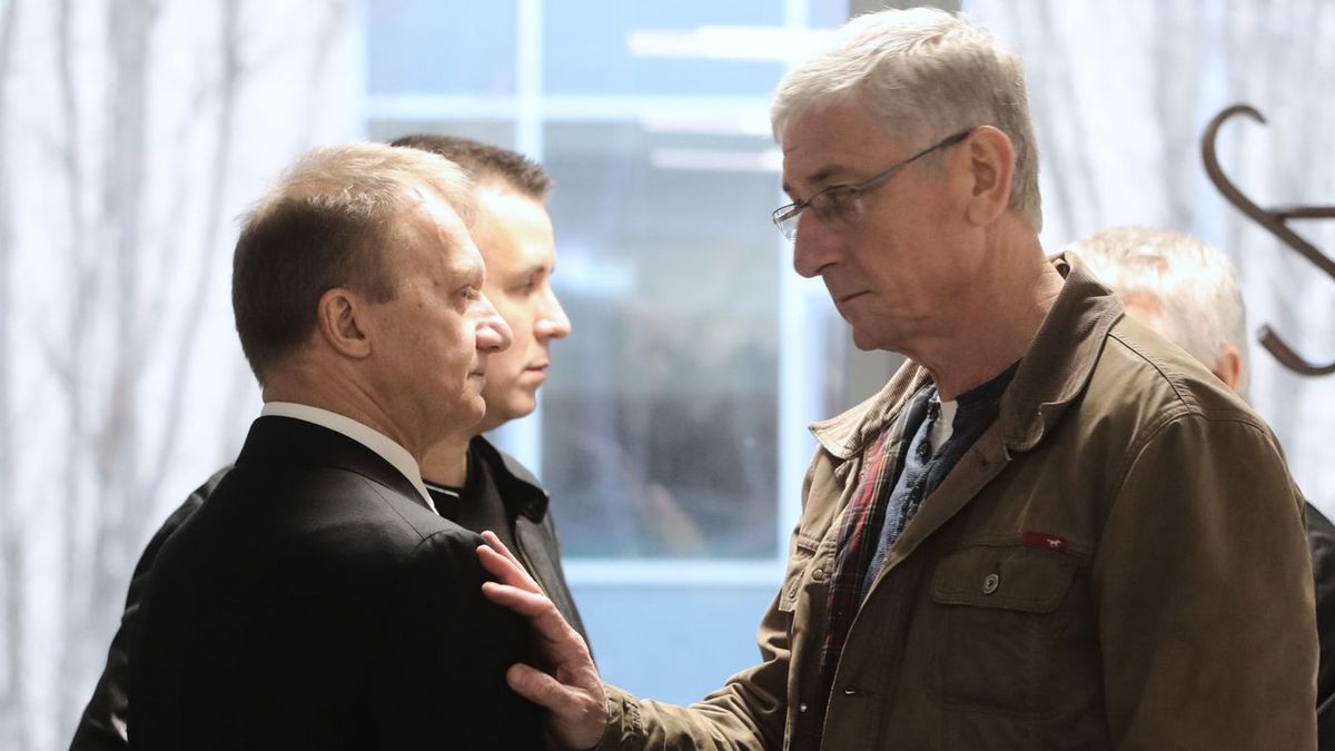 Ezért kell ma lemondania Varju Lászlónak és Fekete-Győr Andrásnak