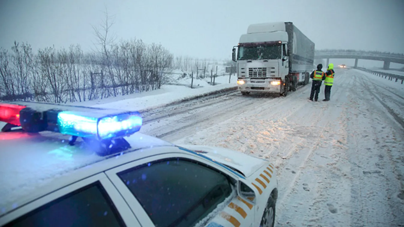 Rendőrök állítják le a sűrű hóesésben a határ felé tartó kamionokat az M7-es autópályán, Letenye közelében, havazás, hó 