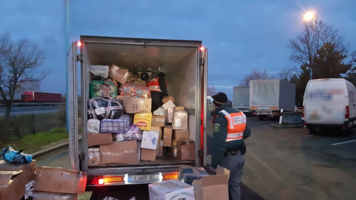 Rengeteg csempészcigivel bukott le egy moldáv buszos - videó