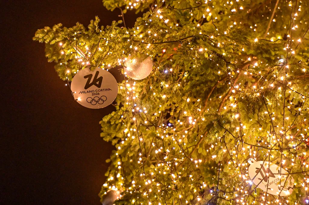 Csodálatos fényekben pompázik a karácsonyfa a milánói Dóm téren, galéria, 2023 