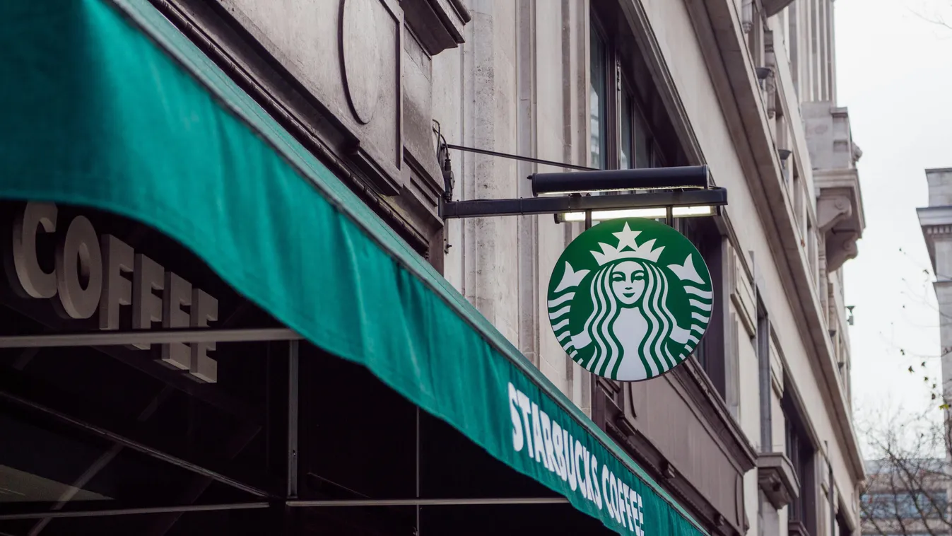 A Starbucks nemzetközi kávézólánc cégjelzése egy épület homlokzatán (illusztráció)