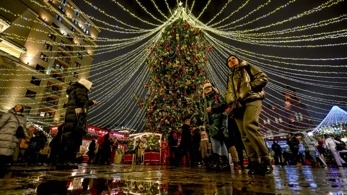 Így várják a karácsonyt a nagyvilágban 2023.   square,holidays,ill Horizontal MOSCOW, RUSSIA - DECEMBER 20: Christmas markets and fairs are illuminated with light decorations as the people visit the city square ahead of Chri 